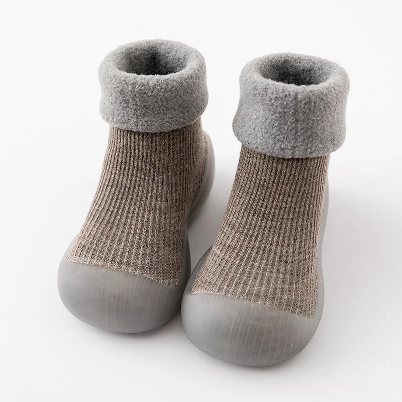 Warme Sicherheit – Rutschfeste Sockenschuhe Für Kleinkinder