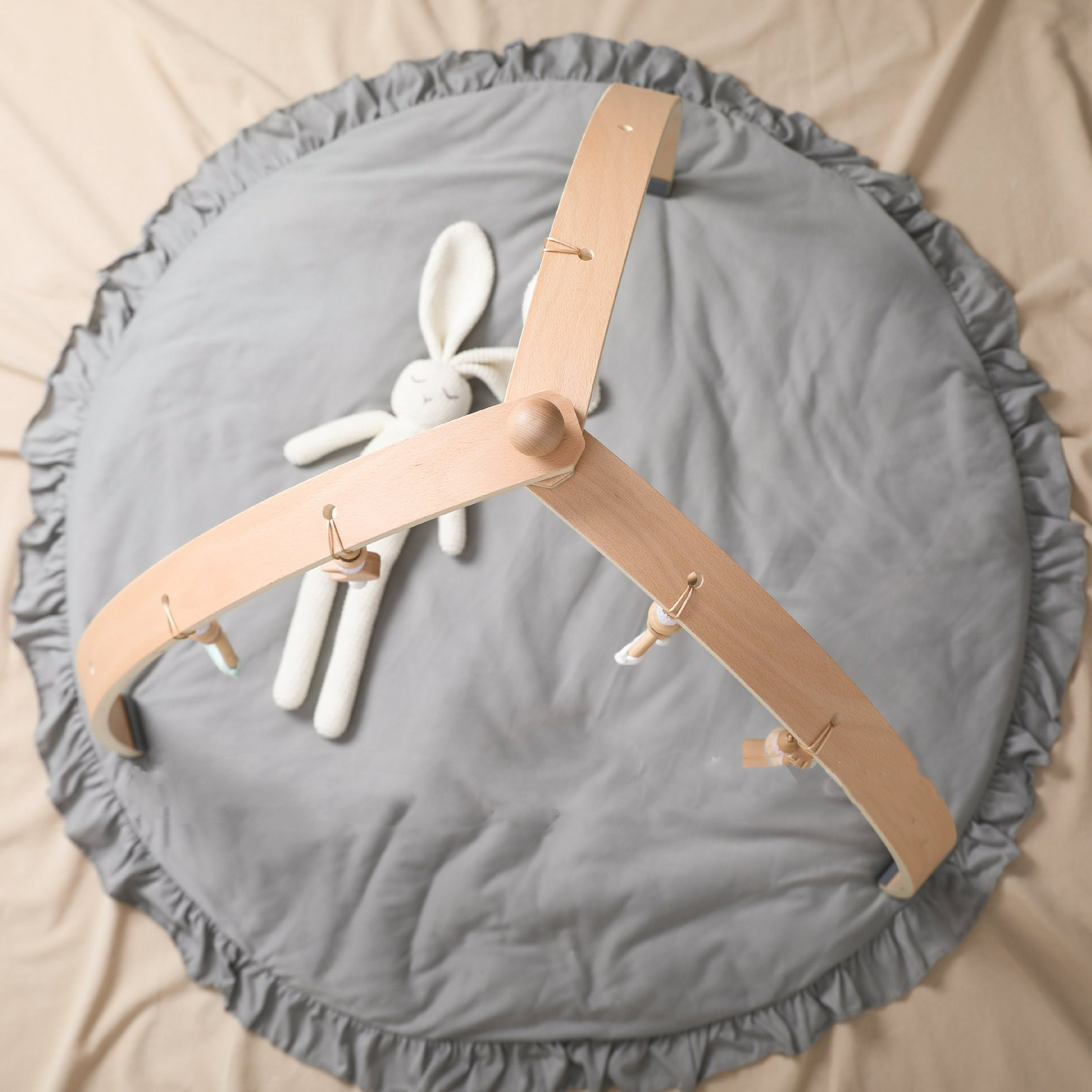 Baby Aktivitätsbogen aus Holz – Mit Hängespielzeugen für Babys
