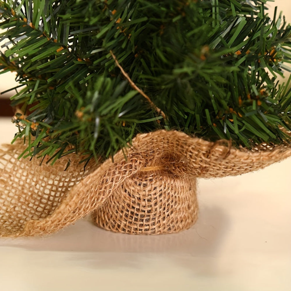 Kleiner Weihnachtsbaum, rustikale Jute-Basis, Tischdekoration