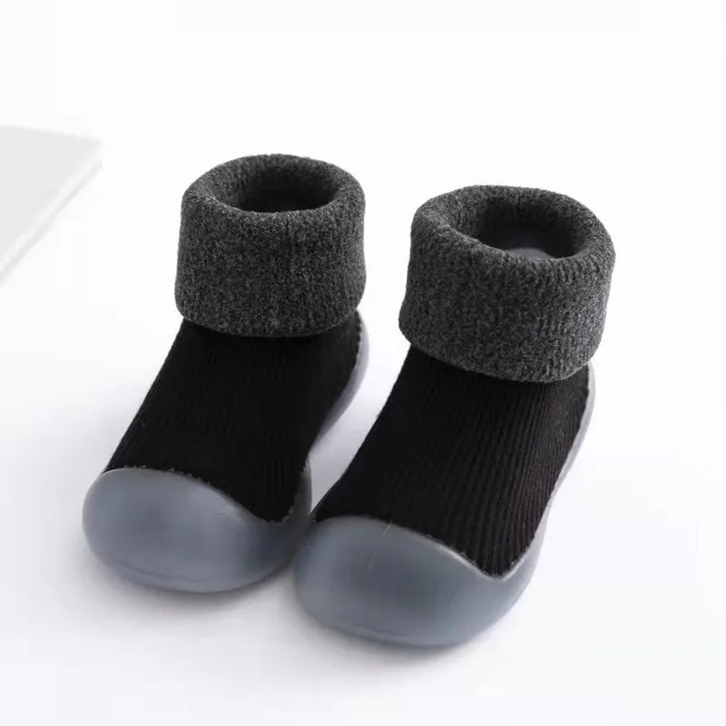 Warme Sicherheit – Rutschfeste Sockenschuhe Für Kleinkinder