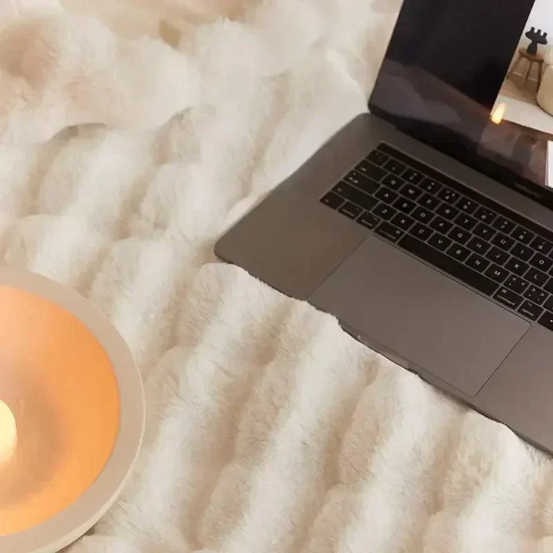 VeluLuxe – Tragbare Winter Kuscheldecke Kunstfell – Weich & stilvoll für Sofa & Reisen